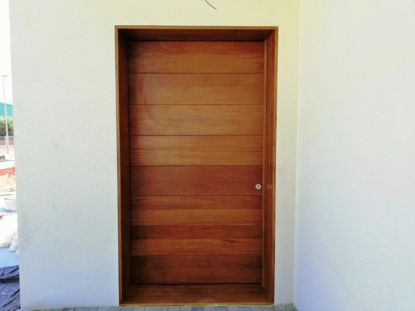 puertas-exteriores-pivotantes-madera